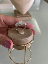 Carregar imagem no visualizador da galeria, Anel oval com trillions moissanite
