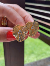 Carregar imagem no visualizador da galeria, Brinco flor frizz
