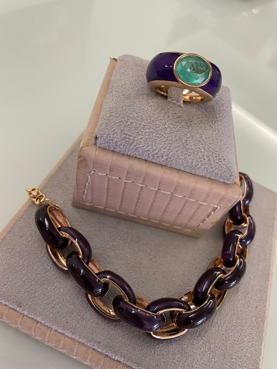 Anel esmaltado roxo com colombiana