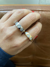 Carregar imagem no visualizador da galeria, Anel polido 3 corações
