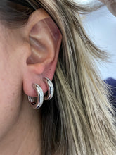 Carregar imagem no visualizador da galeria, Argola 1 fileira de zirconias
